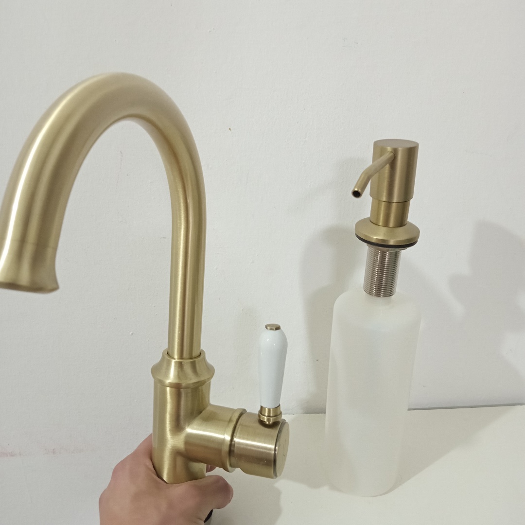 ברז יוקרתי מסתובב זהב מוברש 