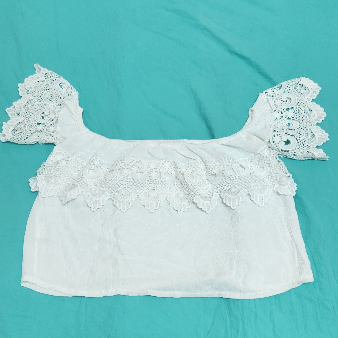 חולצה לבנה מעוצבת