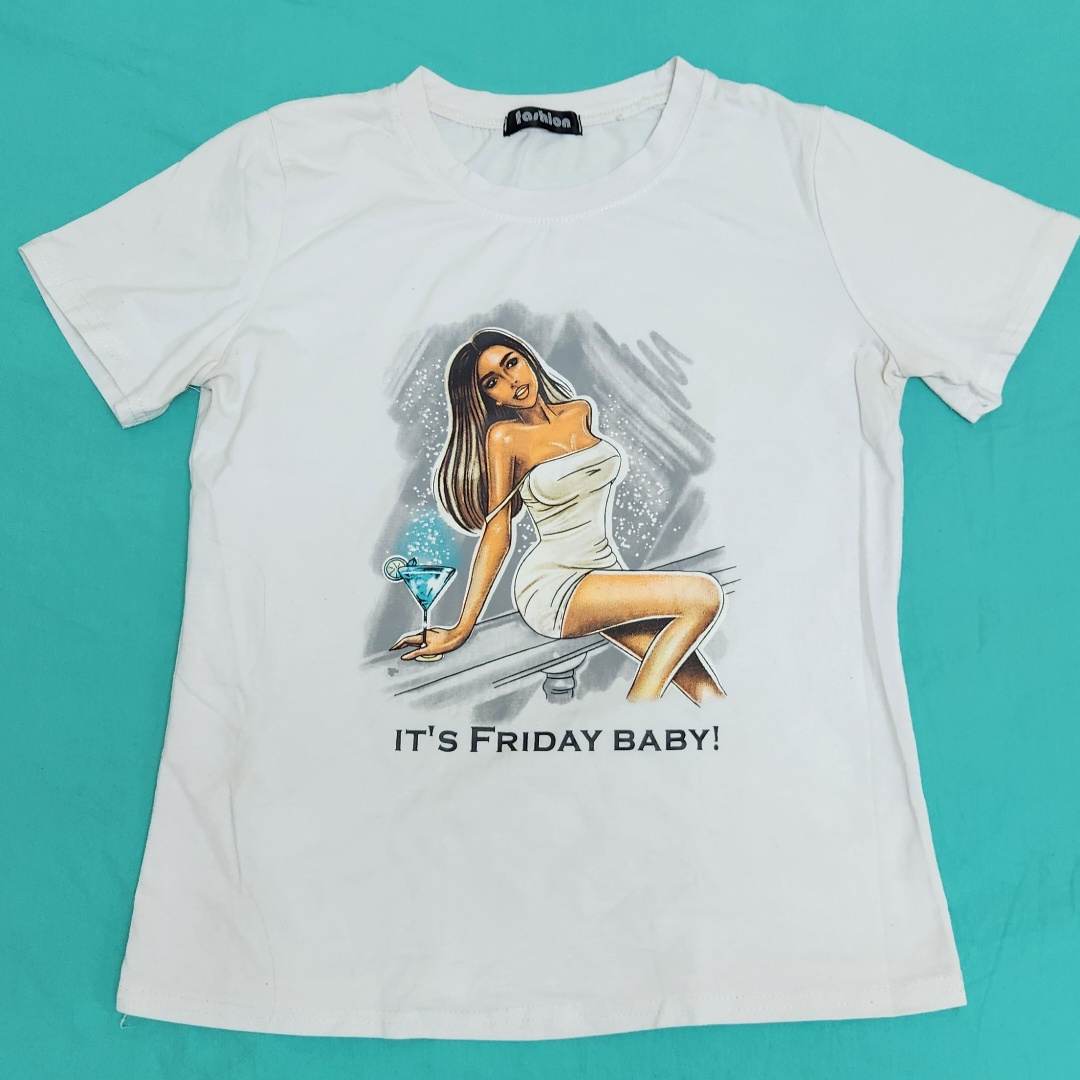 חולצה קצרה לבנה מעוצבת