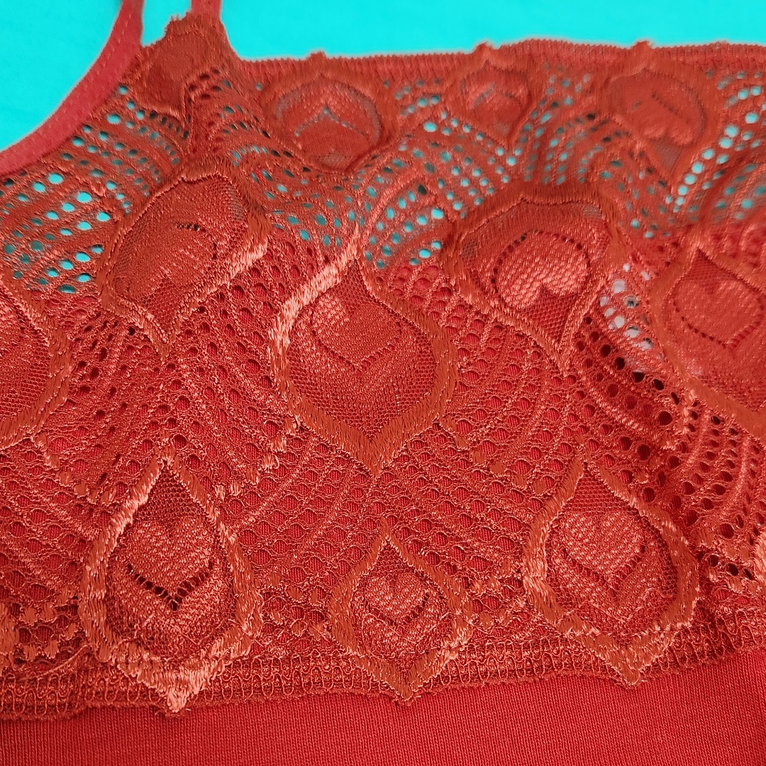 גופיה אדומה מעוצבת