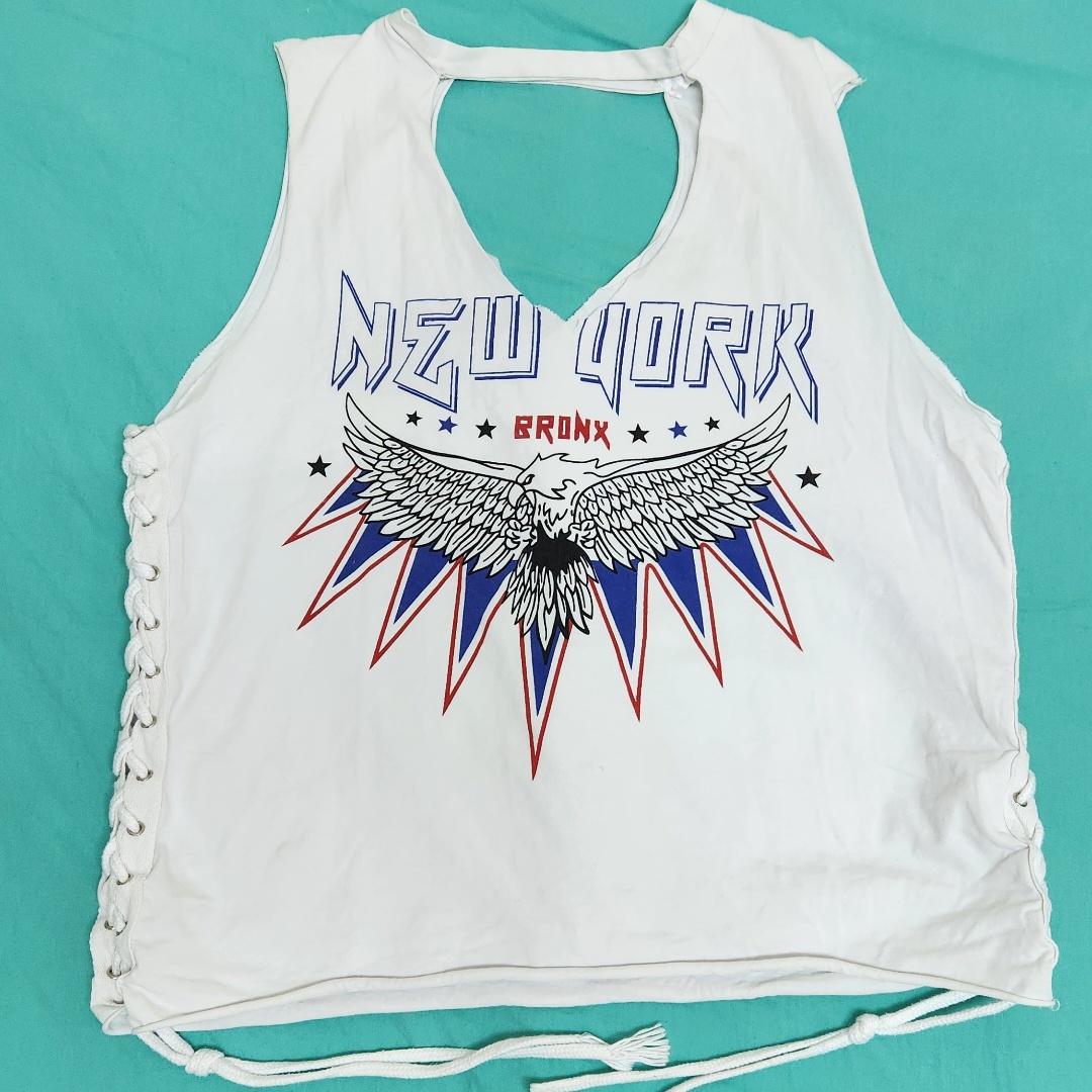 גופיה לבנה מעוצבת