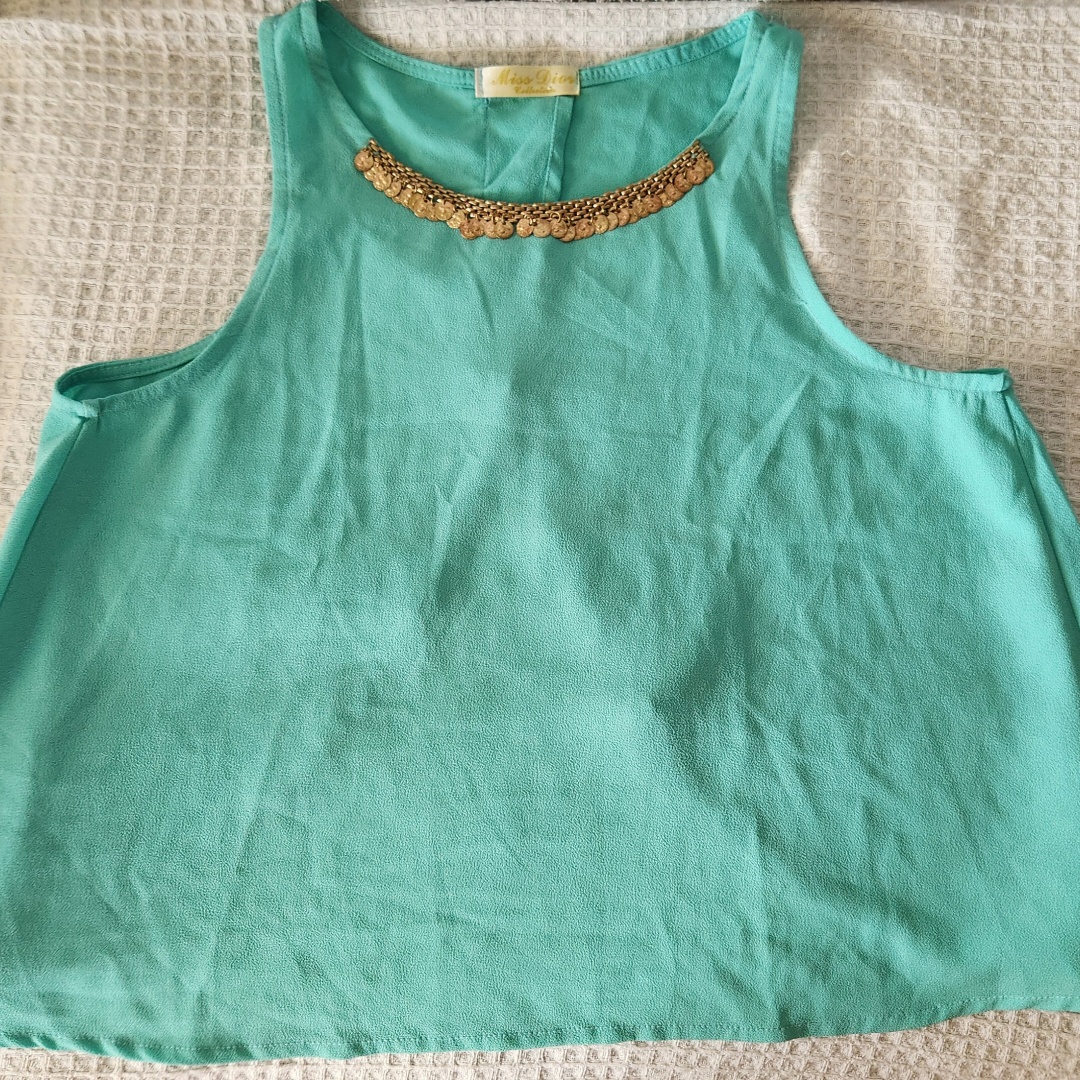 גופיה טורקיז מעוצבת