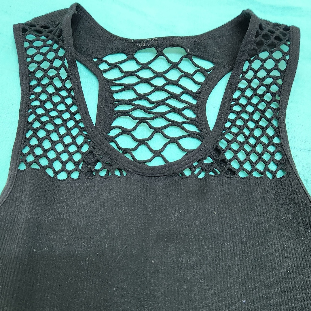 גופייה שחורה מעוצבת