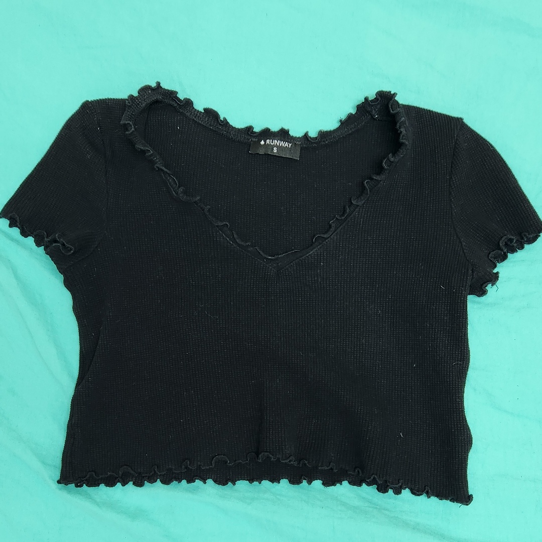 חולצה קרופ שחורה