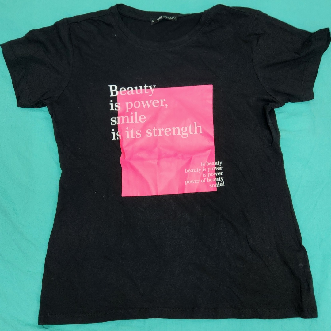 חולצה שחורה מעוצבת