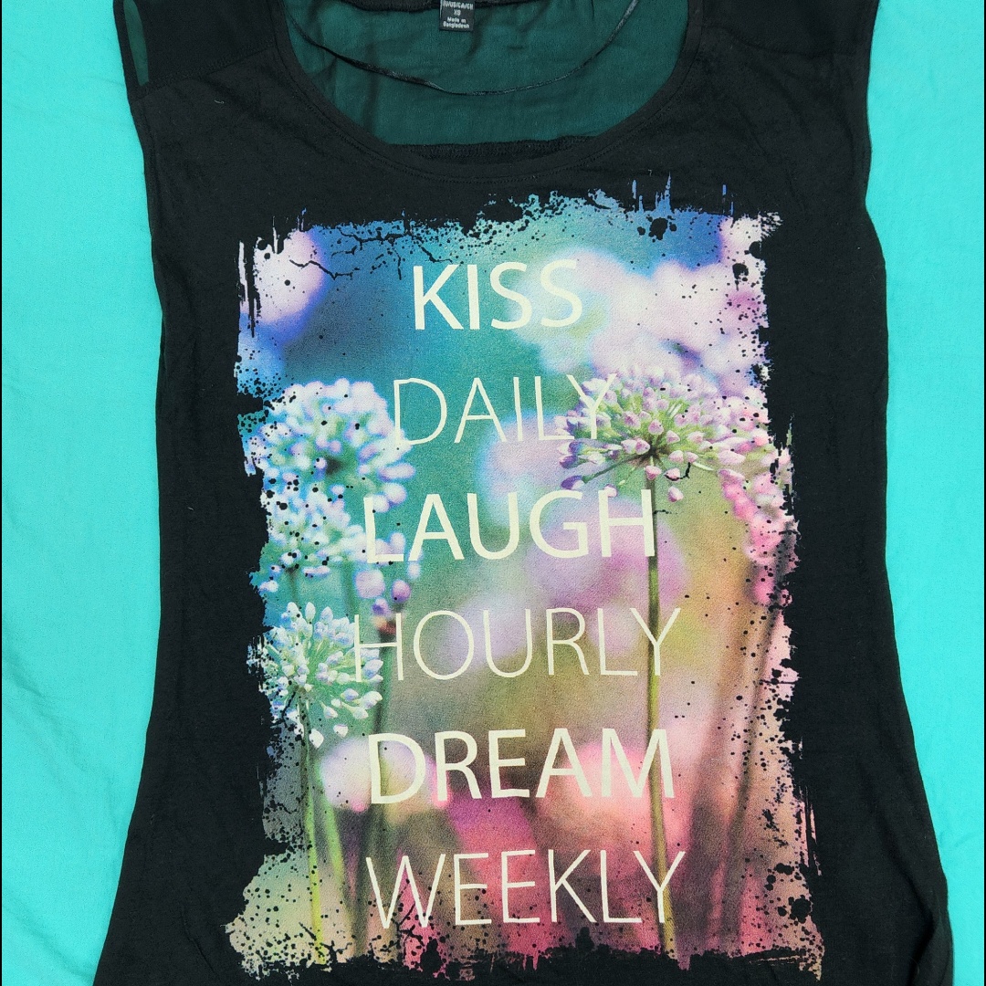 חולצה שחורה מעוצבת