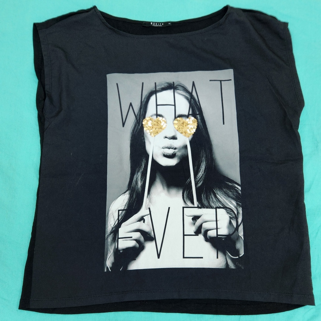 חולצה שחורה מעוצבת