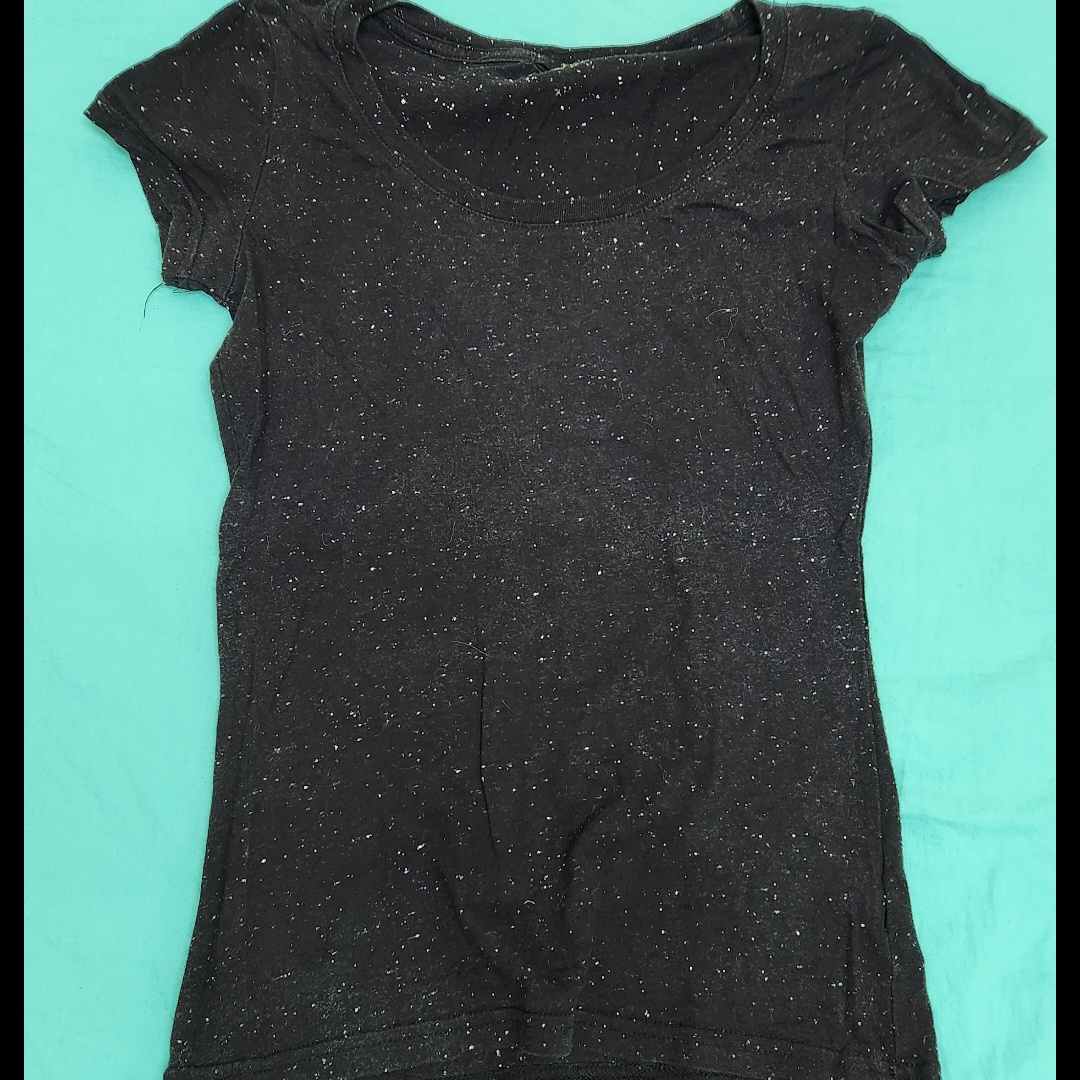 חולצה שחורה מנוקדת