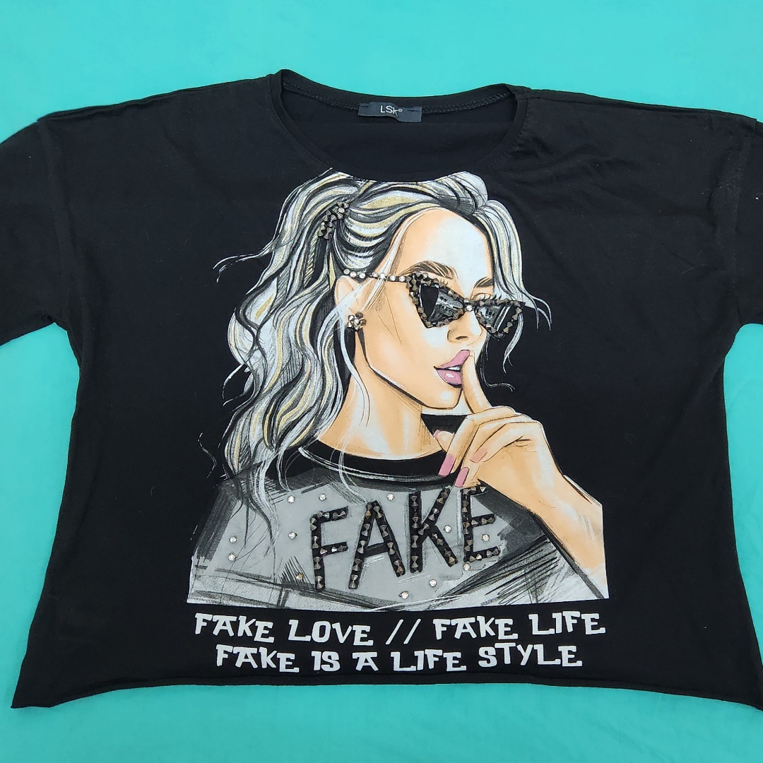 חולצה שחורה מעוצבת