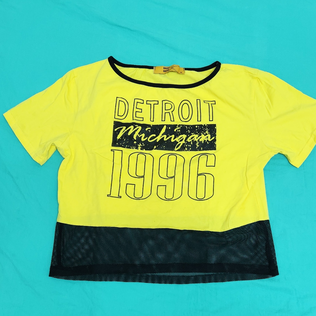 חולצה צהובה מעוצבת