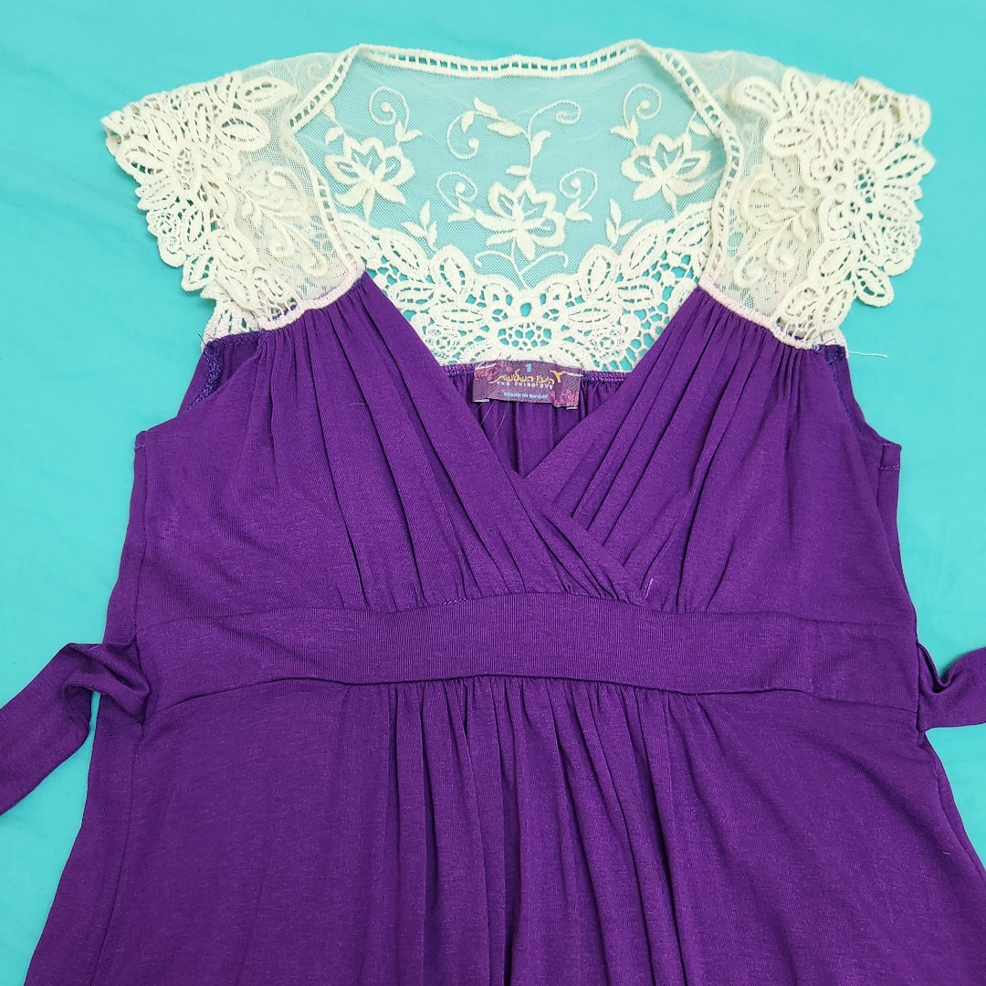 שמלה סגולה מעוצבת